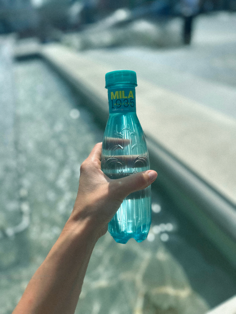 butelka Mila Muszyna trzymana w ręku