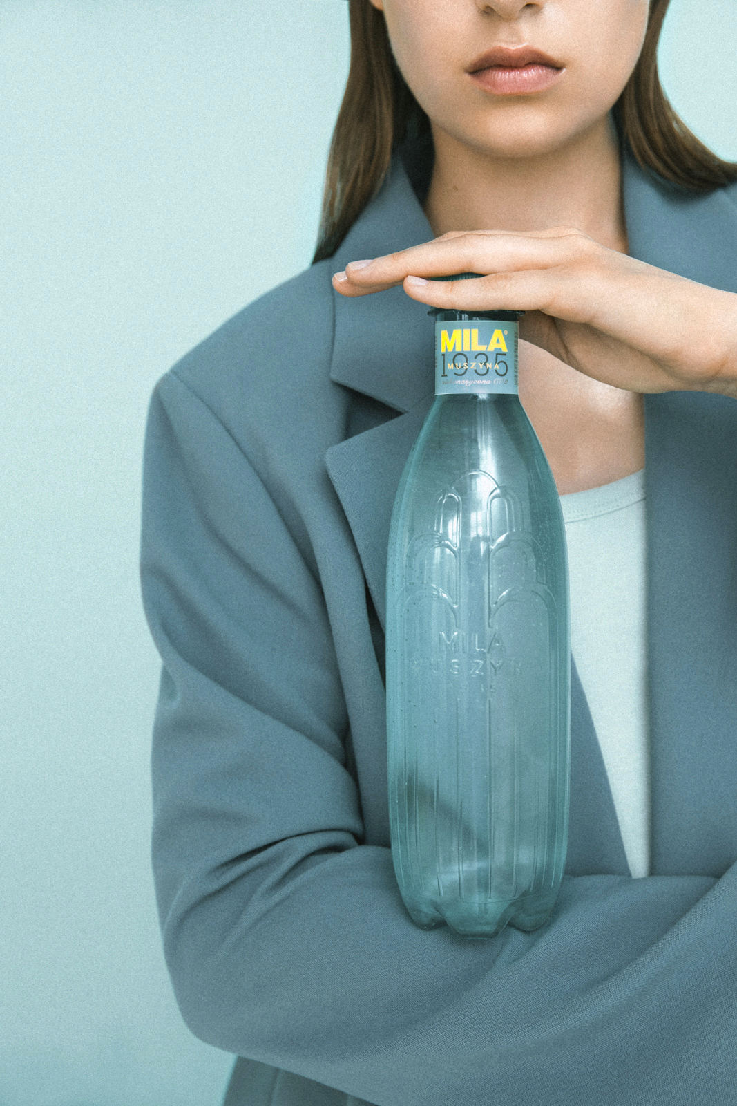 elegancka kobieta trzyma butelkę Mila Muszyna